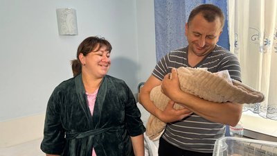 Житомирські медики подарували вишиванки новонародженим та їх мамам