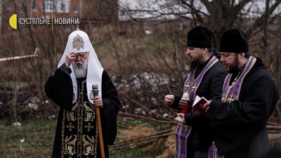 Ексгумація у Бучі: біля братської могили патріарх Філарет відправив панахиду за загиблими Ексгумація у Бучі: біля братської могили патріарх Філарет відправив панахиду за загиблими