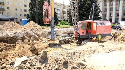 У Житомирі почали готувати ділянку під 50-метровий флагшток із державним прапором України У Житомирі почали готувати ділянку під 50-метровий флагшток із державним прапором України