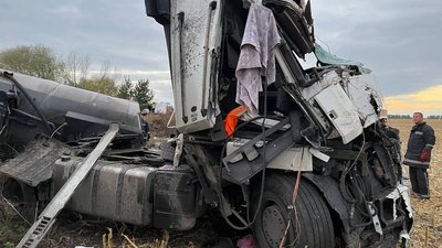 На трасі у Харківській області перекинувся бензовоз з 10 тоннами палива На трасі у Харківській області перекинувся бензовоз з 10 тоннами палива