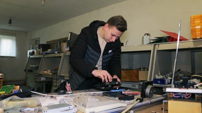 Вінничанин ремонтує стаціонарні телефони для українських захисників Вінничанин ремонтує стаціонарні телефони для українських захисників