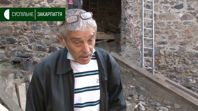 Шматки кахлю знайшли в підвалі під час розкопок Невицького замку Шматки кахлю знайшли в підвалі під час розкопок Невицького замку