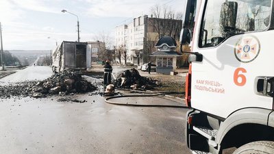 У Кам’янці-Подільському на дорозі зайнялась фура з вугіллям У Кам’янці-Подільському на дорозі зайнялась фура з вугіллям