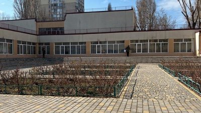 Збагатився на понад два млн грн. Директора компанії, що ремонтувала школу в Одесі, підозрюють у привласненні коштів