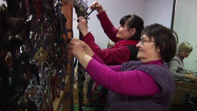 У Житомирі волонтери власноруч виготовляють маскувальні сітки