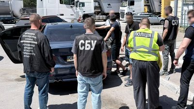 Жителя Вінниччини затримали на Миколаївщині за продаж гуманітарних автівок