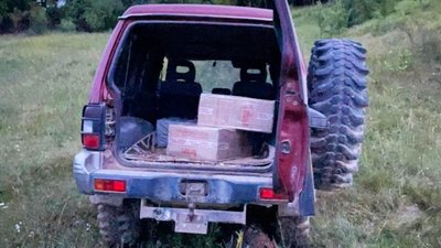 "Після пострілів кинув джип і втік". На Буковині прикордонники пострілами зупиняли авто, в якому везли сигарети