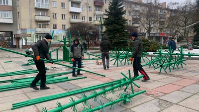 У Рівному встановлюють нову штучну ялинку. Що про неї відомо