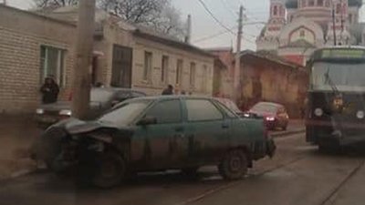 Перекинута вантажівка та водій у лікарні: наслідки аварії у Харкові Перекинута вантажівка та водій у лікарні: наслідки аварії у Харкові