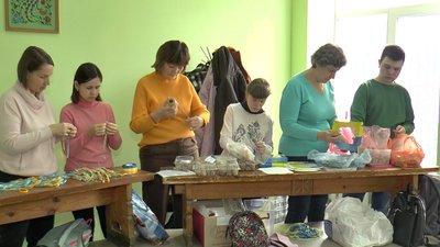 У Полтаві молодь з інвалідністю створює заготовки для окопних свічок: скільки вже зробили У Полтаві молодь з інвалідністю створює заготовки для окопних свічок: скільки вже зробили