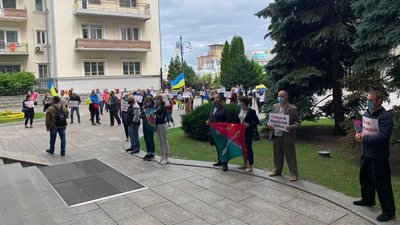 У Києві під Офісом Президента мітингують представники трьох районів Чернігівщини У Києві під Офісом Президента мітингують представники трьох районів Чернігівщини