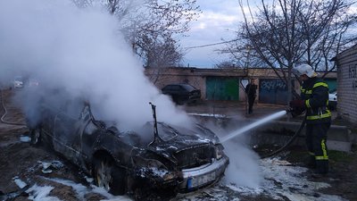 У Вільногірську згорів легковий автомобіль У Вільногірську згорів легковий автомобіль
