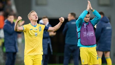 Футболісти збірної України святкують вихід на чемпіонат Європи 2024 року.