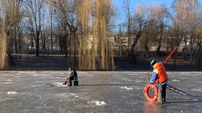 Виходять на кригу. Буковинські рятувальники розповіли, як безпечно ловити рибу взимку Виходять на кригу. Буковинські рятувальники розповіли, як безпечно ловити рибу взимку