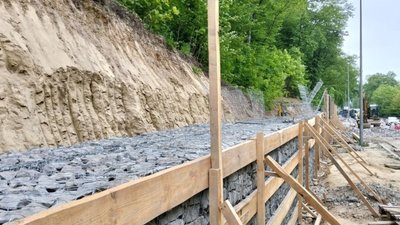Будівництво підпірної стіни для укріплення схилу біля дороги на в’їзді у Львів