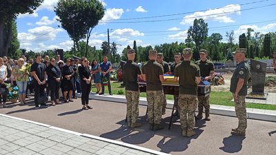 На військовому кладовищі Житомира попрощалися із воїном Олександром Халіфом На військовому кладовищі Житомира попрощалися із воїном Олександром Халіфом