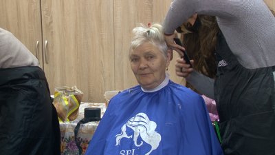 Перукарська доброчинність: у Черкасах студенти безкоштовно робили зачіски