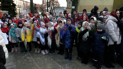 Колядки просто неба: у Рівному стартували "Різдвяні піснеспіви"