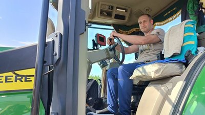 Тракторист Віталій Ткаченко