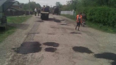 Об’єдналися з виборцями. У прикарпатському селі громада долучилася до ремонту дороги Об’єдналися з виборцями. У прикарпатському селі громада долучилася до ремонту дороги