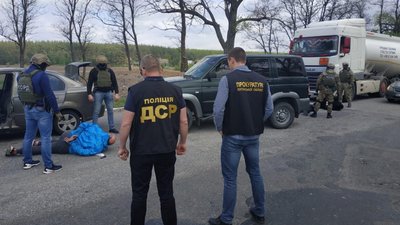 На Луганщині затримали чоловіків, що погрозами вимагали у місцевого жителя 2 млн грн