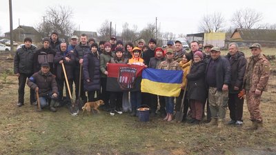 При вході до парку, на пагорбі, планують ще поставити хрест з тризубом на честь борців за волю України. При вході до парку, на пагорбі, планують ще поставити хрест з тризубом на честь борців за волю України.