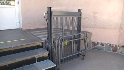 У Житомирській поліклініці встановили два підйомники для дітей, які пересуваються на візках У Житомирській поліклініці встановили два підйомники для дітей, які пересуваються на візках