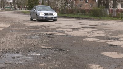 У селі Радча Івано-Франківської громади 40 років не ремонтували дорогу У селі Радча Івано-Франківської громади 40 років не ремонтували дорогу