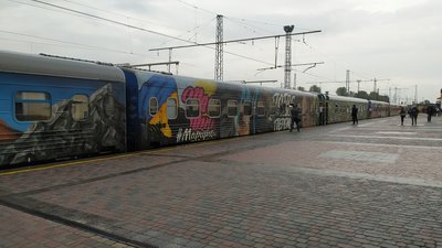 Розмальований потяг "До перемоги" курсує з Харкова до Ужгорода Розмальований потяг "До перемоги" курсує з Харкова до Ужгорода