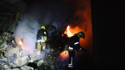 Атака на Чугуїв 7.11.2025: рятувальники гасять пожежу