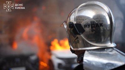 Рятувальники прибули на ліквідацію пожежі
