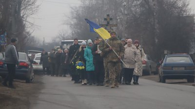 В Охтирці на Сумщині попрощалась із загиблим солдатом Дмитром Бондаренком