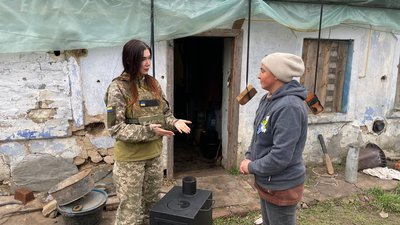 Буржуйки та продуктові набори. Волонтери доставили гуманітарну допомогу до постраждалих сіл Миколаївського район Буржуйки та продуктові набори. Волонтери доставили гуманітарну допомогу до постраждалих сіл Миколаївського район