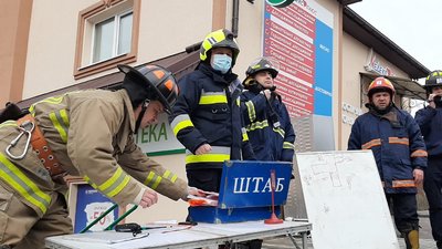 На Прикарпатті горить лікарня. Евакуювали 37 людей На Прикарпатті горить лікарня. Евакуювали 37 людей