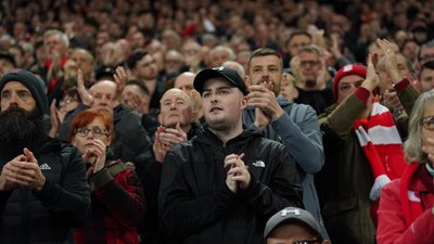 Фанати "Ліверпуля" провели акцію на підтримку Кріштіану Роналду під час матчу проти МЮ: відео