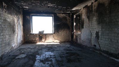 У Чернігові завершують відновлювальні роботи обстріляному в будинку