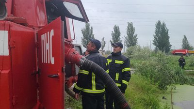 «Вода піднялася на 30 см». У Дніпрі рятувальники відпомповують воду з підтоплених через зливу садиб