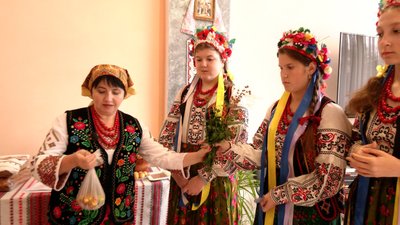 У Гвізді на Франківщині показали давній весільний обряд — збирання молодої на село У Гвізді на Франківщині показали давній весільний обряд — збирання молодої на село