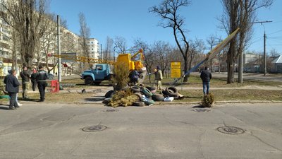Білборди на "їжаки". У Миколаєві триває прибирання рекламних конструкцій для потреб ЗСУ Білборди на "їжаки". У Миколаєві триває прибирання рекламних конструкцій для потреб ЗСУ