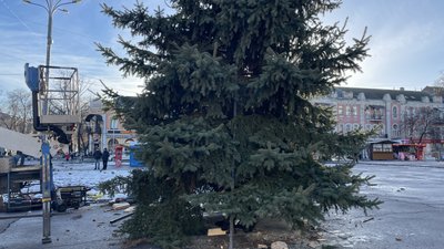 Ялинка на театральній площі у Полтаві: чи буде 2023-го року Ялинка на театральній площі у Полтаві: чи буде 2023-го року