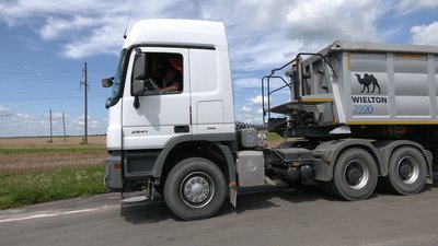 Врешті почали зважувати: як контролюють фури на пункті під Рівним Врешті почали зважувати: як контролюють фури на пункті під Рівним