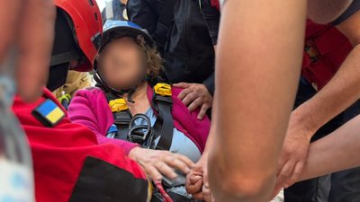 Рятувальники евакуюють 93-річну жінку, яку дістали з-під завалів будинку у Львові