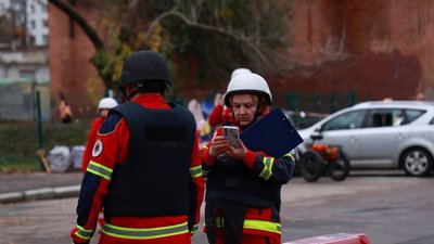Медики на місці удару дрона по Шевченківському району Харкова, 16 жовтня 2026 року