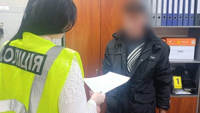Поліція вручає чоловіку підозру