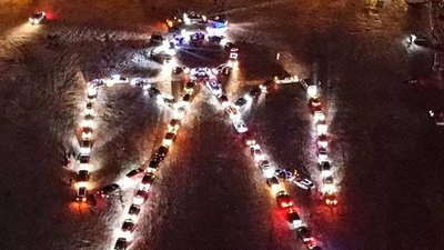 У Харкові з автівок сформували фігуру різдвяного янгола довжиною більше 100 метрів У Харкові з автівок сформували фігуру різдвяного янгола довжиною більше 100 метрів