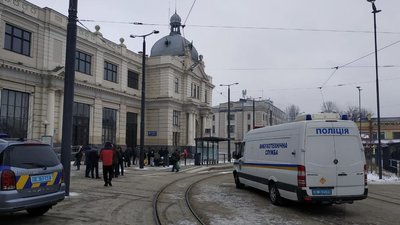 На Львівському залізничному вокзалі вибухівки не знайшли На Львівському залізничному вокзалі вибухівки не знайшли