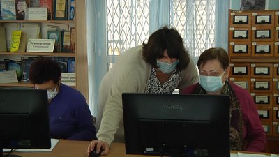 У Житомирі в міській бібліотеці літніх людей навчають комп'ютерній грамотності
