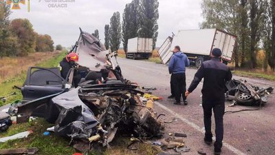 На Чернігівщині зіткнулися фура та легковик: одна людина загинула