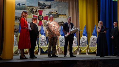 У Житомирі рідним 11 загиблих військових вручили "Ікони пам'яті" У Житомирі рідним 11 загиблих військових вручили "Ікони пам'яті"