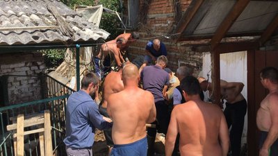 На Закарпатті рятувальники витягнули корову з вигрібної ями На Закарпатті рятувальники витягнули корову з вигрібної ями